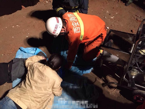 凌晨3点，救援现场下起了雨，越下越大，对救援形成干扰，有村民送来了伞遮住井口，挖掘工作仍在艰难进行中。