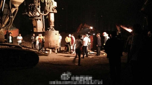 绳索捆绑的执法记录仪放至井下31到32米之间的位置再无法下探。救援人员初步判断应是小男孩被困的位置。从取上来的执法记录仪里，能听到了孩子的抽泣声。