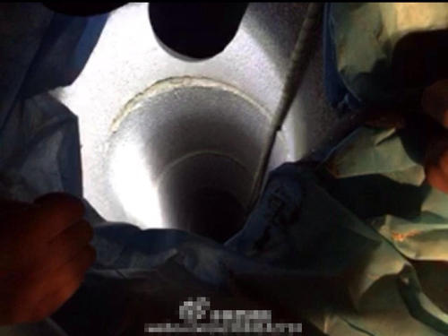 现场调集七台挖掘机参与救援，大坑挖至十多米。官兵们放下的蛇眼探测仪的有效探测距离是20米，但并未捕捉到孩子的影像，说明孩子落井的深度还在20米深以下。救援人员将民警的执法记录仪用绳索固定，下探查看孩子情况。