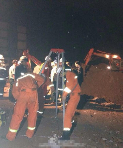 现场指挥部确定两套救援方案同时开展，一套方案为：现场挖掘机继续在一侧挖掘大坑。第二套方案为：在井的旁边再钻一个竖井，钻到和孩子相同的深度，再打斜洞展开营救。大型钻井设备已就位，救援仍在紧张进行中。