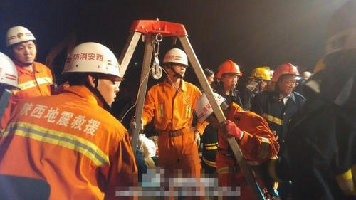 钻井机作业停止，消防战士已下井展开营救。（新打的井井口直径约80厘米,只能供一名战士下井救援）