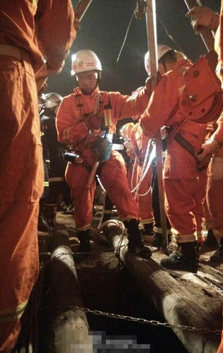 钻井机作业停止，消防战士已下井展开营救。（新打的井井口直径约80厘米,只能供一名战士下井救援）1