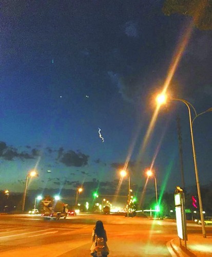 圆圈中为网友拍摄到的神秘光带。