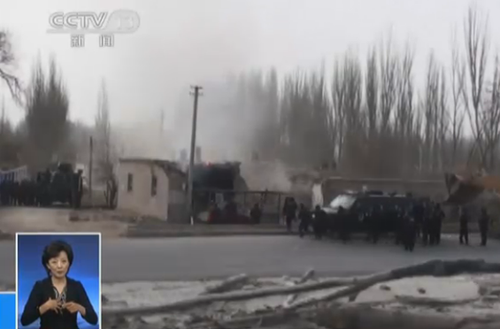 新疆上万警民联合进山搜捕暴恐分子 农民持农具围捕