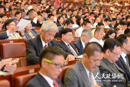 5、深圳市政协六届一次会议5月28日开幕，委员们认真听会_副本