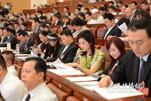 6、深圳市政协六届一次会议5月28日开幕，委员们认真听会_副本