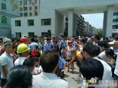 据报道，杨波、唐建玉之前所反映的问题当地领导非常重视，多次接访，并召集相关部门对其反映的问题进行了调查并依法依规作出了处理，但杨波、唐建玉等人认为处理结果未达到个人诉求目的，又再次上访。图为事发现场。