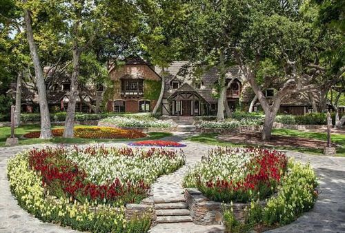 5月28日报道，美国柯罗尼资本集团（Colony Capital）日前宣布，已故流行天王迈克尔·杰克逊（Michael Jackson）的“梦幻庄园”（Neverland Ranch）经过整修后将挂牌出售，索价1亿美元（折合人民币6.2亿元）。