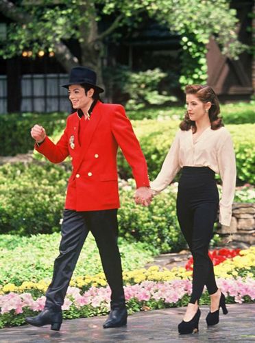 “梦幻庄园”是杰克逊与丽莎·玛丽·普雷斯利（Lisa Marie Presley）结婚的地方，两人1996年离婚。