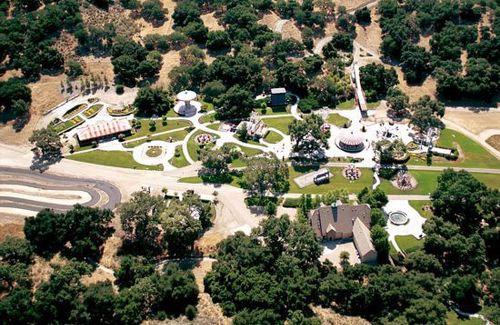 “梦幻庄园”现在被改名为枫谷牧场，这是杰克逊20世纪80年代买下它之前的名字。