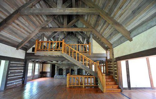 杰克逊以前的游乐中心分为两层，里面曾到处都是视频游戏机。