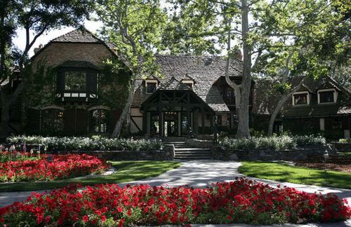 新的买家将拥有22栋建筑，包括一幢诺曼底式主楼。