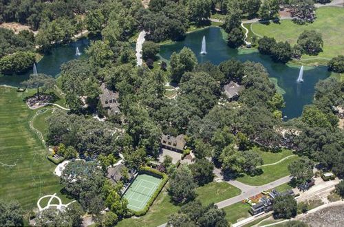 游乐园被拆除后，里面进行了大量改造，包括带有小屋的游泳池、篮球场、网球场以及烧烤区等。此外，还有能容纳50人的家庭影院，配有私人观景阳台。