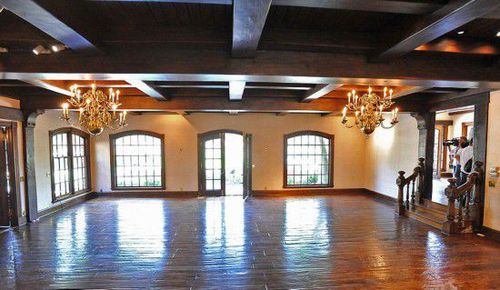 主屋大房间中装饰着精美的黄金吊灯，窗户也非常大，光线充足。