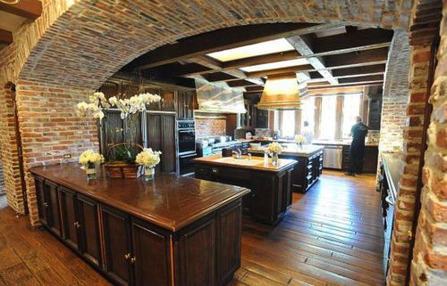 主屋的厨房，有很多柜台，用砖墙建造。