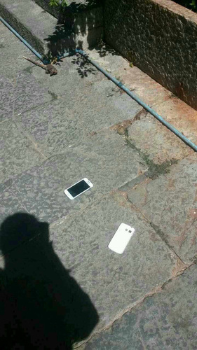 家属称，这是报警时被打人者抢夺后摔在地上的手机。