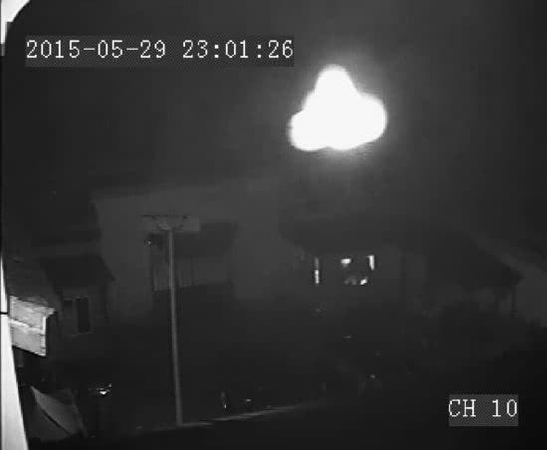 不明飞行物闯白塔寺 悬空变形多次如UFO2 不明飞行物闯白塔寺 悬空变形多次如UFO2