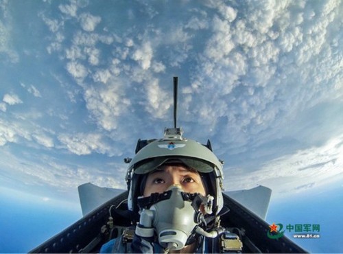 成为一名女飞行员也会是很多女孩的梦想。图为女飞行员陶佳莉驾驶歼-10战机翱翔蓝天。谭超 摄