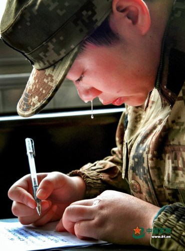 进军营，你写第一封家书时难免会想家流泪。刘志云 摄