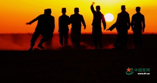 伴着夕阳结束一天的工作，这个时刻感觉一天过得都很充实。李爱明摄