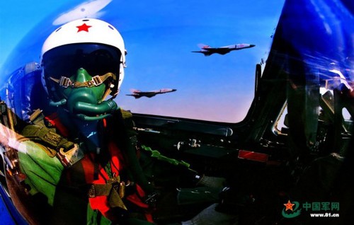 驾驶战机冲上云霄。卢炳广 摄