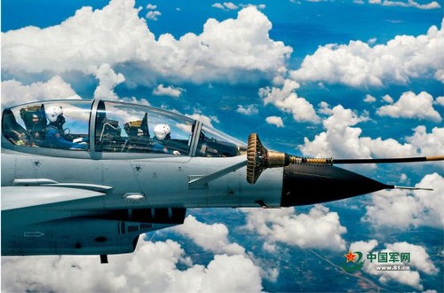 你甚至可以驾驶加油机在空中为你的战友所驾驶的战机加油。沈玲摄
