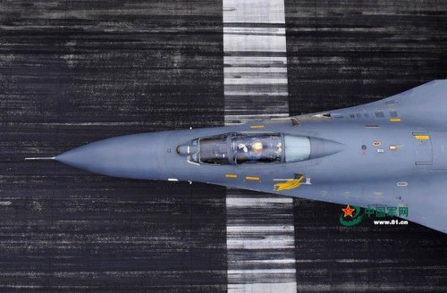 所有的起飞离不开千百次的练习。图为“金头盔”蒋佳冀驾驶战机奔向起飞线，宛如一把出鞘利剑。刘应华 摄