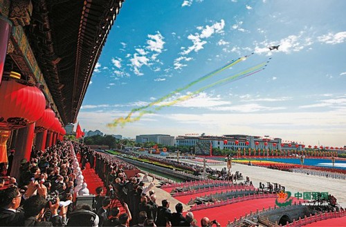 遇上国庆阅兵这样的重大活动，驾驶战机飞过天安门会成为你一辈子的荣耀记忆。张雷 摄