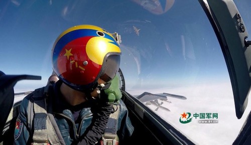 作为飞行员，演练时要时刻保持清醒的头脑。图为飞行员蒋佳冀和战友在蓝天对战，突然发现被对手咬住，他随即采取应对措施。刘应华摄