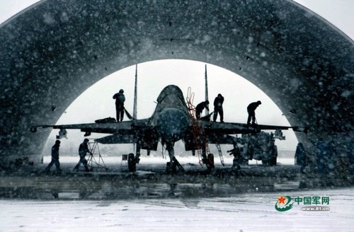 大雪的日子要为战鹰梳理“羽翼”。贲放 摄