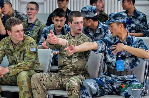 和其他国家的同行交流促使自己进步。陈瀚 摄影