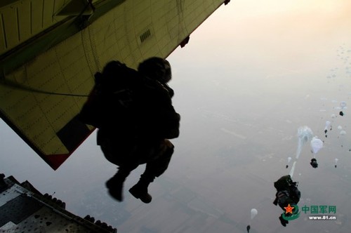 你会克服各种恐惧，跳伞时面向大地，纵身一跃。图为空降兵跳伞。王海涛 摄
