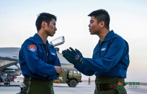 你也许和战友进行业务探讨争得面红耳赤，但是这不会影响你的战友情谊，只会提高你的飞行技术。陈庆顺 摄