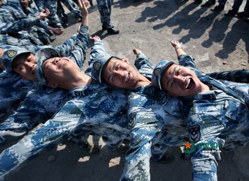 心理拓展训练让成空某司机训练大队学兵在紧张的训练间隙放松身心。刘应华 摄