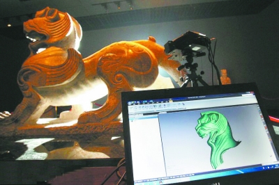 技术人员在对洛阳博物馆的镇馆之宝东汉石辟邪进行三维扫描 技术人员在对洛阳博物馆的镇馆之宝东汉石辟邪进行三维扫描