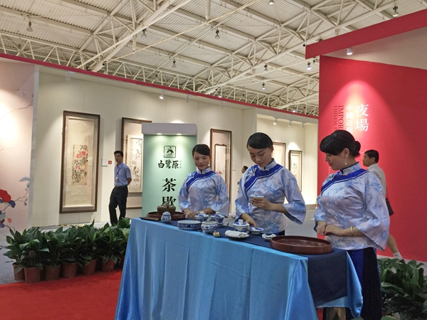 茶艺师小白鹭们在保利十周年大展现场演茶艺_副本 茶艺师小白鹭们在保利十周年大展现场演茶艺_副本