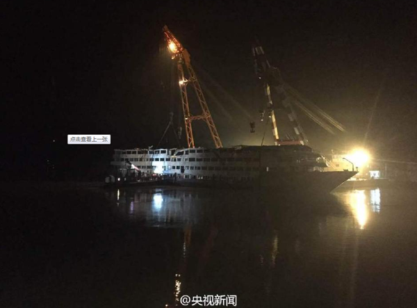 6月9日晚，打捞出水的“东方之星”发生一定程度倾斜，船体向左侧倾斜80厘米。武警官兵现场装沙袋配重调平，将沙袋运上东方之星右侧甲板放置，调平后将等待拖行至安全水域。据了解倾斜原因或与减载、水流等有关。央视记者刘峰 张宗尧 欧阳干湘 图片来源：央视新闻官方微博