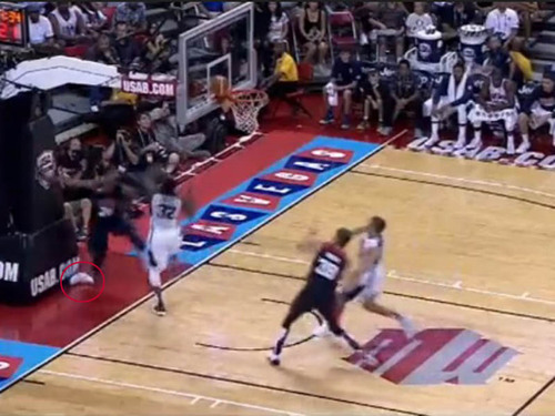 就在今天，美国男篮训练营内部对抗赛上，步行者当家球星乔治遭遇重伤，在封盖哈登的时候不慎跌倒，右小腿反折90度，令人不忍直视，场面相当恐怖。（红圈处即为乔治断腿瞬间）