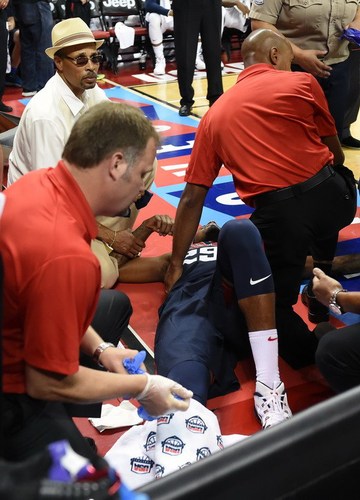 乔治腿部重伤被抬出