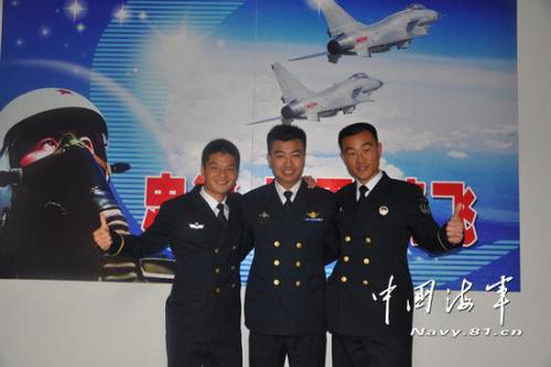 资料图：姜涛（中）与学员们在一起