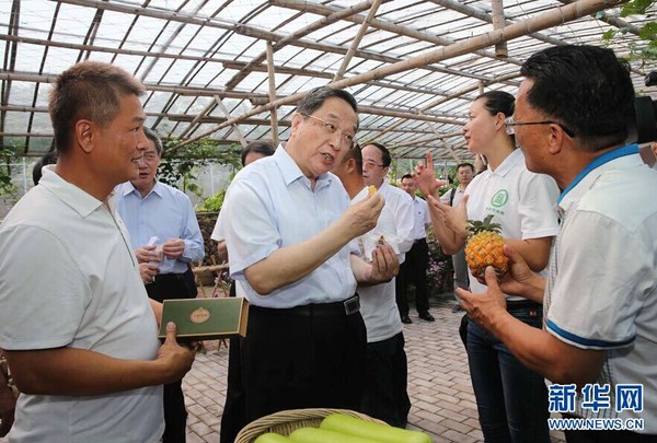 6月13日，中共中央政治局常委、全国政协主席俞正声来到厦门市海沧区青礁村院前社出席两岸“同名村、心连心”交流活动，并与部分前来参加第七届海峡论坛的乡亲座谈。这是俞正声来到城市菜地管理房，听取两岸青年代表介绍共创“济生缘合作社”情况。 新华社记者刘卫兵