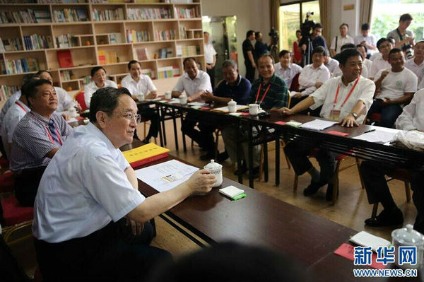 6月13日，中共中央政治局常委、全国政协主席俞正声来到厦门市海沧区青礁村院前社出席两岸“同名村、心连心”交流活动，并与部分前来参加第七届海峡论坛的乡亲座谈。这是俞正声与前来参加海峡论坛的部分两岸同名村乡亲交流座谈。 新华社记者刘卫兵摄