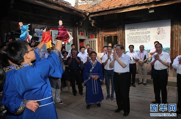 6月13日，中共中央政治局常委、全国政协主席俞正声来到厦门市海沧区青礁村院前社出席两岸“同名村、心连心”交流活动，并与部分前来参加第七届海峡论坛的乡亲座谈。这是俞正声在闽南古厝大夫第看望上国学课的“两岸阳光故事家族”师生，观看学生的传统文化表演。 新