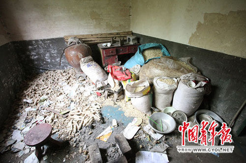 　6月11日，在4兄妹住的三层小楼里，一个房间堆满了玉米。白皓 摄