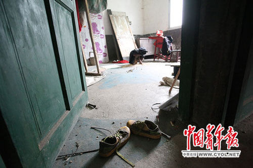 在4兄妹住的三层小楼里，一个房间门口散落着一双运动鞋。 白皓 摄