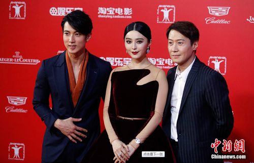 图为范冰冰、黎明、吴尊出席2015上海国际电影节开幕式。汤彦俊 摄