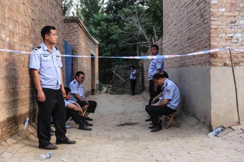 警察在发生枪战的一处现场警戒。澎湃新闻记者 李坤 图