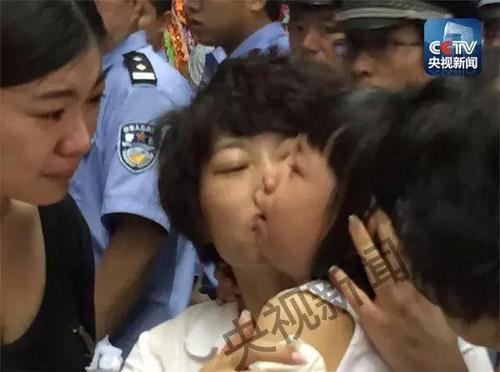 烈士袁帅的妻子和不满3岁的女儿。