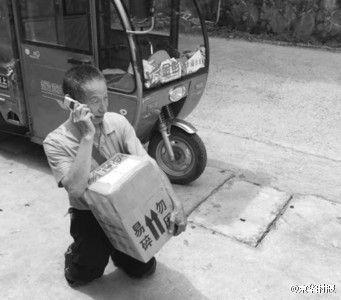 无腿老人正在送快递 无腿老人正在送快递