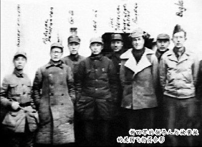 新四军的领导人与被营救的美国飞行员合影 新四军的领导人与被营救的美国飞行员合影